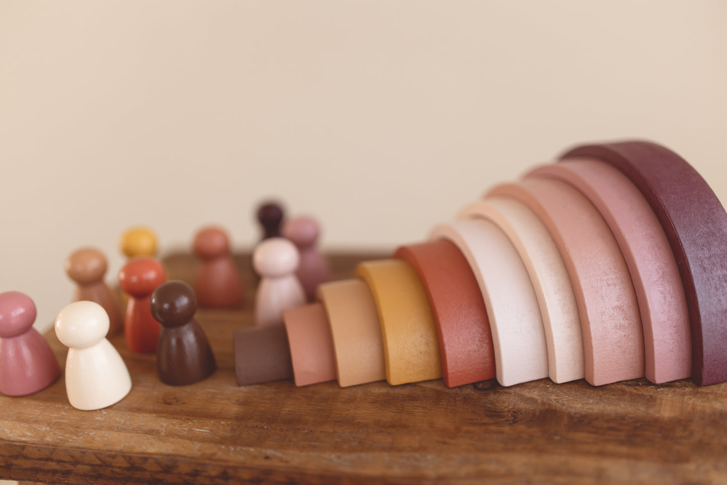 Regenbogen mit Figuren aus Holz