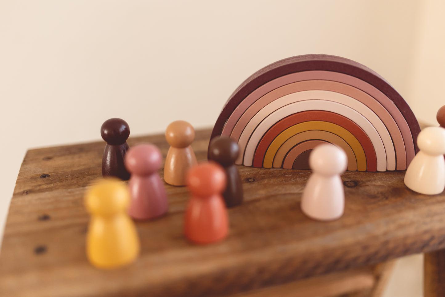 Regenbogen mit Figuren aus Holz