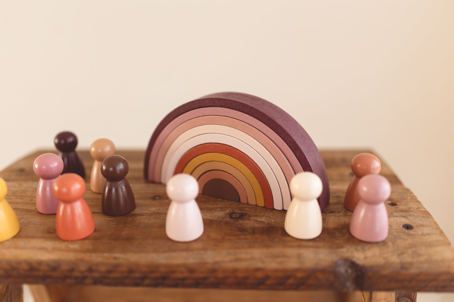 Regenbogen mit Figuren aus Holz