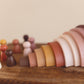Regenbogen mit Figuren aus Holz