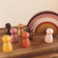 Regenbogen mit Figuren aus Holz