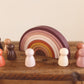 Regenbogen mit Figuren aus Holz
