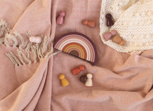 Regenbogen mit Figuren aus Holz